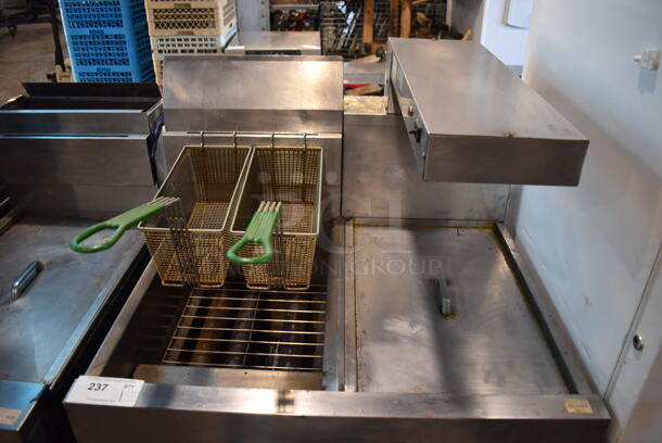 Dean SM40GMS Stainless Steel Commercial Natural Gas Powered Single Bay Deep Fat Fryer w/ 2 Metal Fry Baskets, Lid, Right Side Dumping Station on Commercial Casters. 105,000 BTU. 31x30x51 - Image 4 of 10