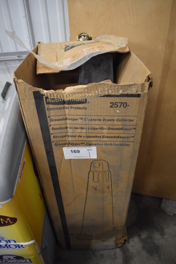 IN ORIGINAL BOX! Rubbermaid 2570 Groundskeeper Cigarette Waste Collector. 12x12x37