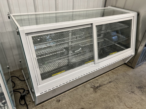 BRAND NEW SCRATCH AND DENT! Avantco 360BCSS48HCW Metal Commercial Floor Style Refrigerated Display Case Merchandiser. 115 Volts, 1 Phase. 48x23x27. Tested and Working! - Image 5 of 11
