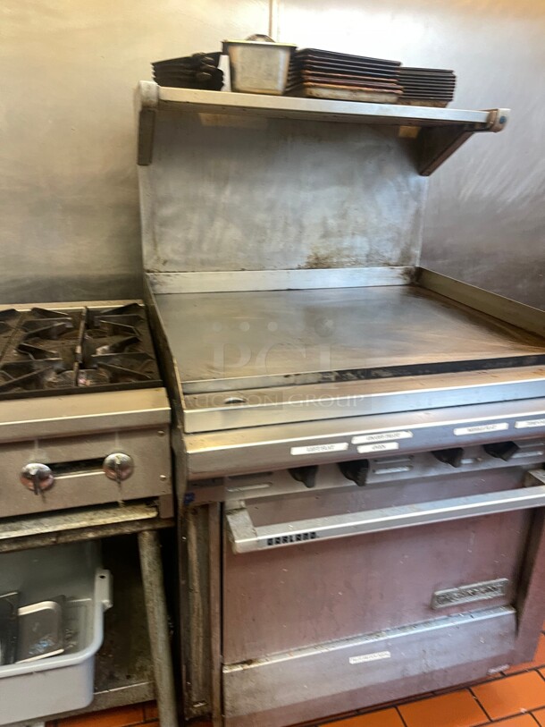 Working! Garland M47R Master Series Natural Gas 34 inch Commercial Griddle with Standard Oven - 139,000 BTU (Manual Controls)  - Image 5 of 10