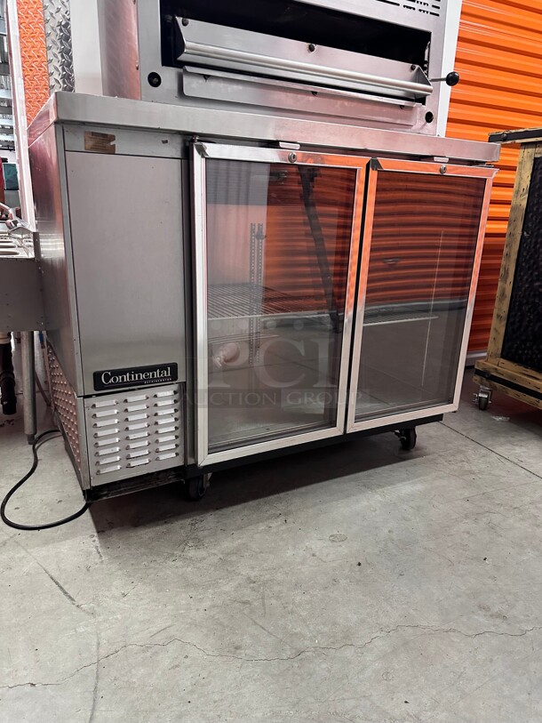 Working! Continental BBC50-SS-GD 50 inch Bar Refrigerator - (2) Swinging Glass Doors, Black, 115v NSF Tested and Working! - Image 6 of 12