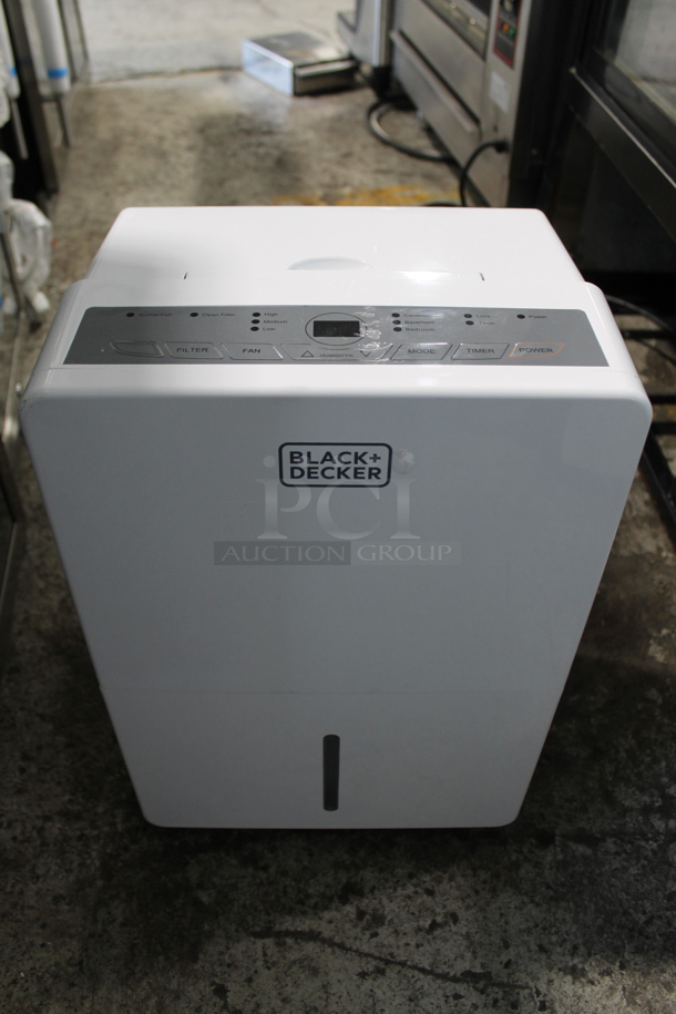 BRAND NEW SCRATCH AND DENT! Black & Decker BDT50WT 50 Pint Dehumidifier with Continuous Drain. 115 Volts, 1 Phase. Tested and Working! - Image 1 of 7