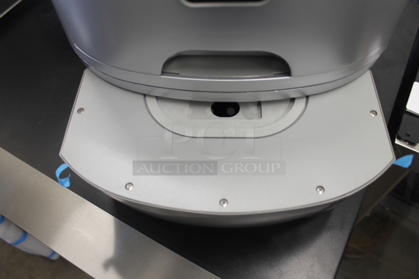 BRAND NEW SCRATCH AND DENT! Sno T-1 Portable 35lb Stainless Ice Maker, Silver Finish. 110/115 Volts, 1 Phase. Tested and Working! - Image 7 of 9