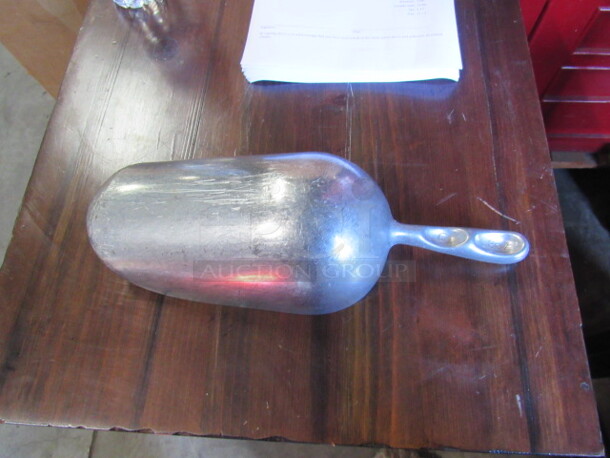 One 58oz Aluminum Ice Scoop.