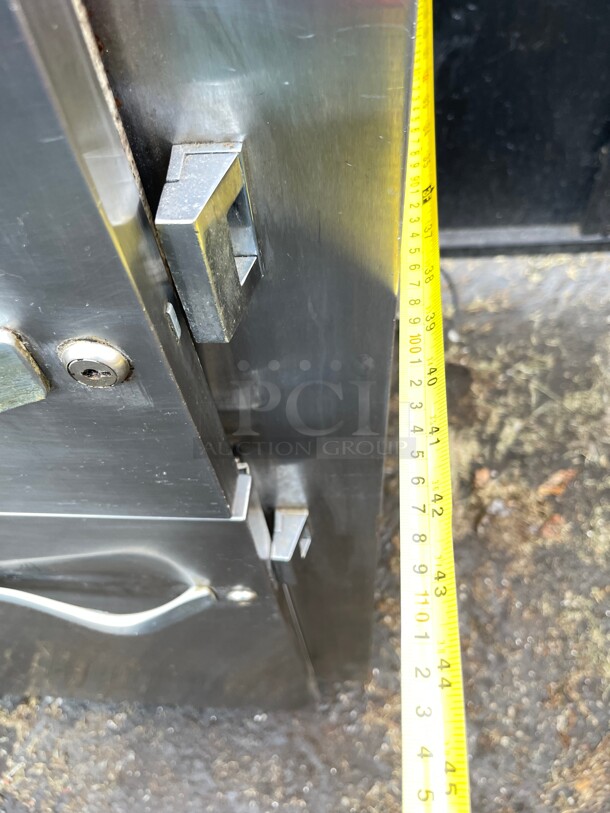 Clean! Traulsen G14310 Solid Door 1 Section Hot Food Holding Cabinet with Right Hinged Door NSF 1120/220 Volt 1 Phase Tested and Working! - Image 8 of 8