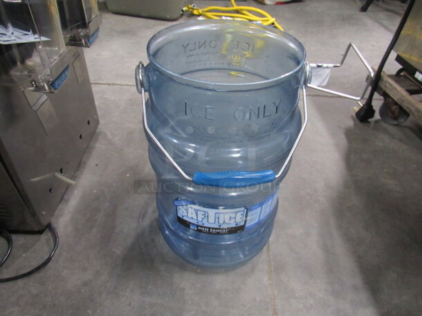 One San Jamar Ice Bucket