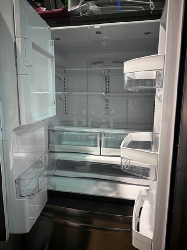 GE 36" Top/Bottom Stainless Steel Residential Refrigerator. Excellent condition , like new! 70" H x 36" W x 27" D - Image 4 of 6