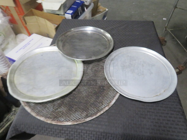 Assorted Pizza Pan. 4XBID.  - Image 1 of 1