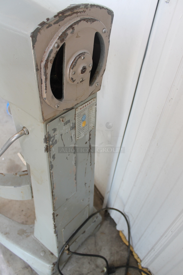 Hobart D-300T Metal Commercial Floor Style 30 Quart Planetary Dough Mixer w/ Dough Hook Attachment. 115 Volts, 1 Phase. Tested and Working! - Image 9 of 10