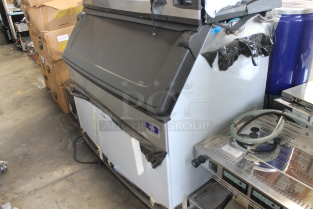 BRAND NEW SCRATCH AND DENT! 2023 Manitowoc IYT1500A-261A Stainless Steel Commercial Ice Head on Commercial Ice Bin. 208-230 Volts, 1 Phase.  - Image 5 of 12