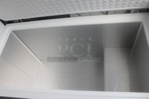 453-5421 Metal Commercial Chest Freezer. 115 Volts, 1 Phase. Tested and Powers On But Does Not Get Cold - Image 3 of 4