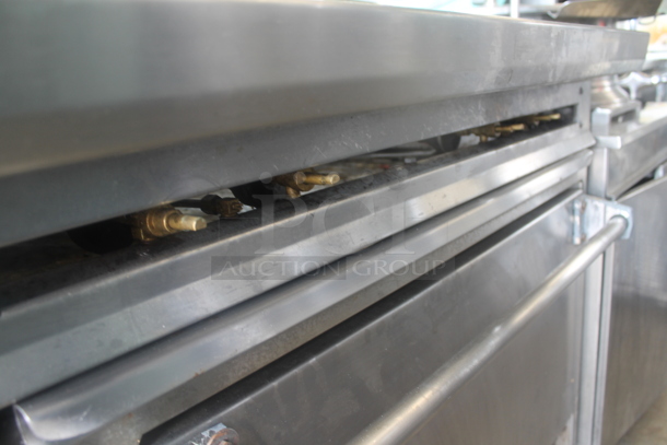 Stainless Steel Commercial Natural Gas Powered 4 Burner Range w/ Oven, 2 Tier Over Shelf and Back Splash. - Image 4 of 6