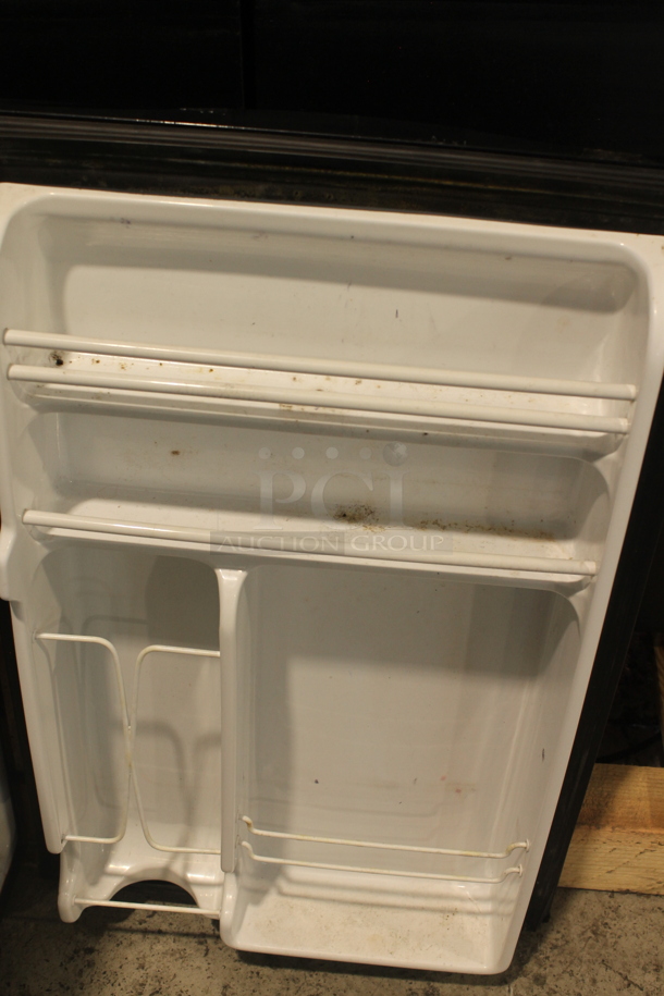 General Electric WMR04BAPBBB Metal Mini Cooler. 115 Volts, 1 Phase. Tested and Powers On But Does Not Get Cold - Image 3 of 6