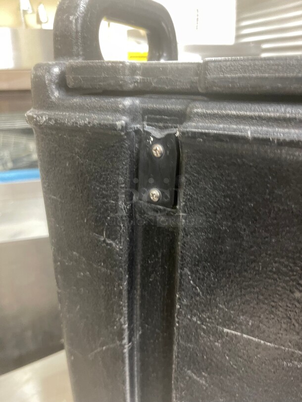 Clean! Cambro 500LCD Camtainers® 4.75 Gallon Black Insulated Beverage Dispenser NSF Missing one Hinge - Image 4 of 9