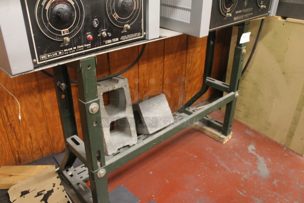 Green Metal Stand. - Image 2 of 3