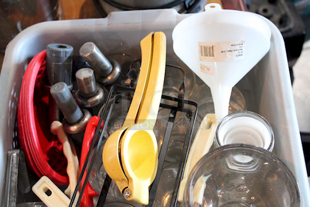 BUS TUB FULL OF MISC RESTAURANTWARE! - Image 8 of 12