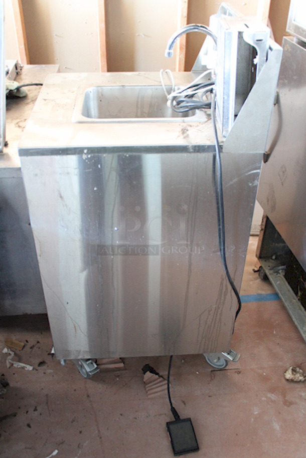 AMAZING! Crown Verity CV-PHS-4C Space Saver Single Bowl Cold Water Portable Hand Sink Cart, With Electric Pump & Hands Free Pump Saver Foot Pedal, Soap Dispenser Holder and Paper Towel Dispenser On Commercial Casters. Keys Not Included. 120v 25x24-1/4x47-3/4	 - Image 9 of 9