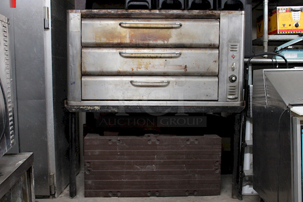 OUTSTANDING! Blodgett 981 SINGLE Double Multi Purpose Deck Oven, Natural Gas. 50,000BTU Per Compartment. Crack In Bottom Stone. Decks: 42x32x7 Overall: 60x38-1/2x57-3/4