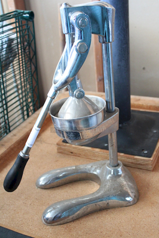 GREAT CONDITION, READY TO WORK!! Omcan 23575 GRS Manual Citrus Juicer, Chrome.  9-1/2x8x33-1/4 - Image 4 of 5