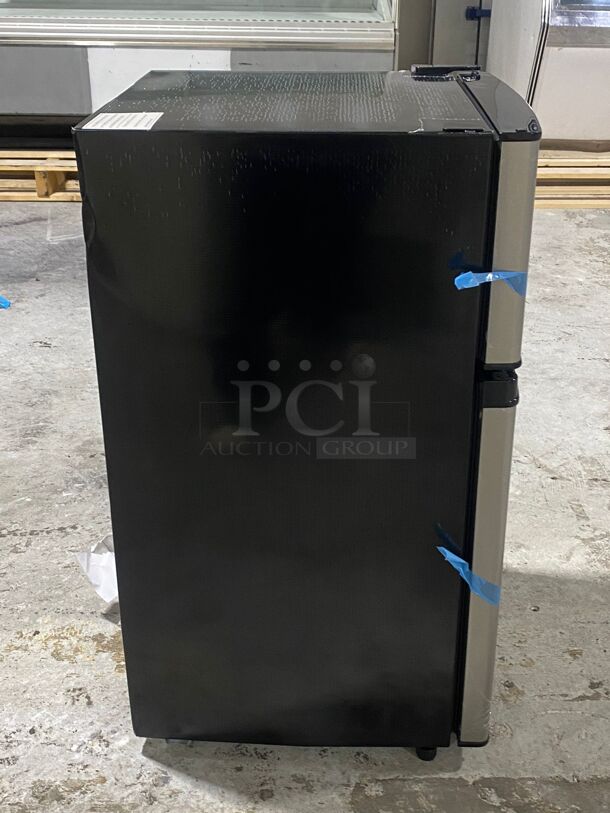 Brand New Scratch & Dent 18 Inch Compact Refrigerator with 3.1 Cu. Ft. Capacity, Can Holders, Full Width Freezer, Interior Light, Clear Crisper Drawer, Tall Bottle Storage, Reversible Door, and Energy Star Rated

MAKE: FRIGIDAIRE MODEL: FFPE4533UM WIDTH: 22 DEPTH: 23 HEIGHT: 33 ORIGINAL PRICE: $362.10 - Image 2 of 6