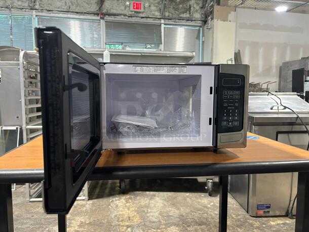 Brand New Scratch & dent Insignia™ - 0.9 Cu. Ft. Compact Microwave - Stainless Steel - Image 4 of 5