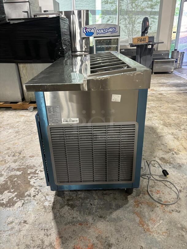UNIQUE 60 in Commercial Sandwich Prep Table Mega Top Two Door - Image 3 of 5