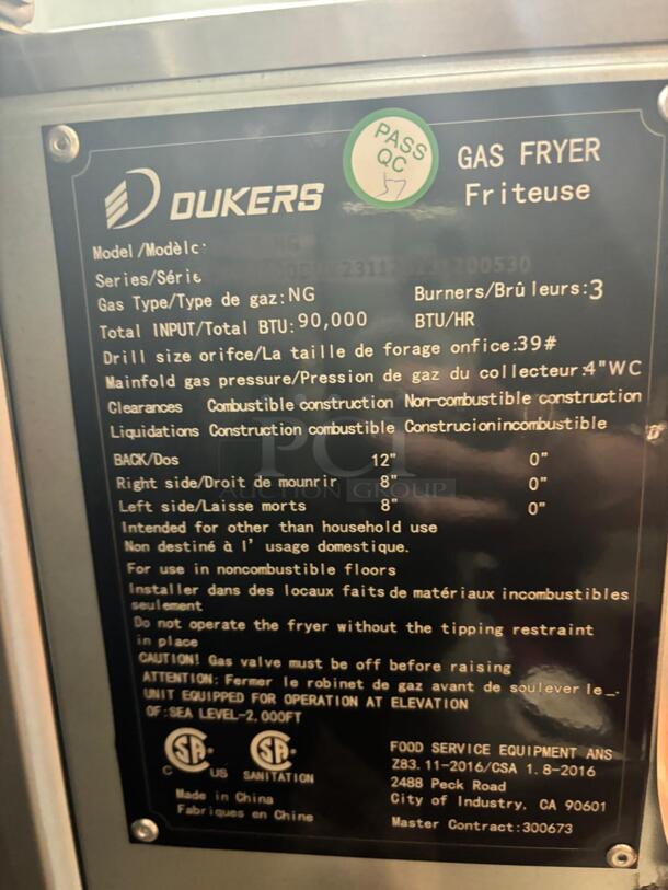 BRAND NEW Dukers DCF3-NG 50 lb. Capacity Natural Gas Floor Model Fryer - 90,000 BTU

 - Image 3 of 4