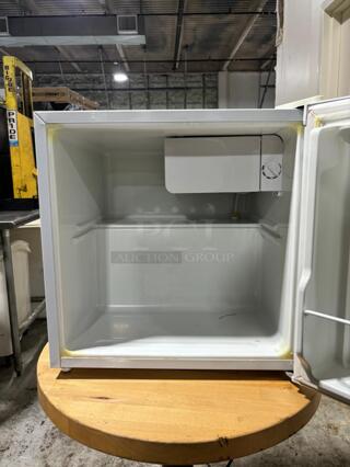 Frigidaire - 1.6 Cu. Ft. Mini Fridge - White
