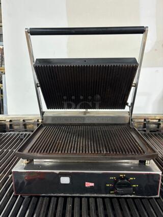 Cecilware TSG-1G Single Panini Sandwich Grill with Grooved Surfaces - 14 1/2" x 10" Cooking Surface - 120V, 1700W