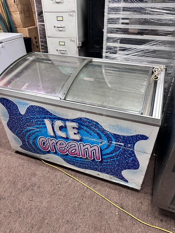 Working Caravell  Curved Sliding Top Commercial Ice Cream Freezer  115 Volt - Image 2 of 8