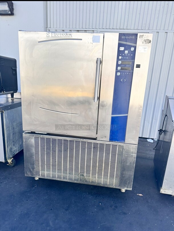 Electrolux Professional 727742 49 1/5" Floor Model Blast Chiller - (10) Pan Capacity, 208v/3ph Working - Image 1 of 11