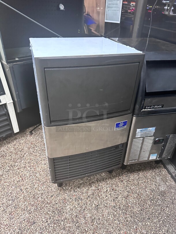 Late Model Manitowoc Ice UDE0080A 19 inch W Full Cube NEO Undercounter Ice Machine - 102 lbs/day, Air Cooled Working - Image 2 of 6