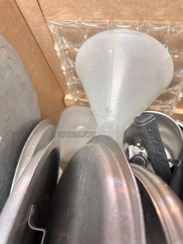 One Lot of Kitchen Items Pot Covers Serving Trays Strainer Frying Pans Spoons - Image 3 of 9