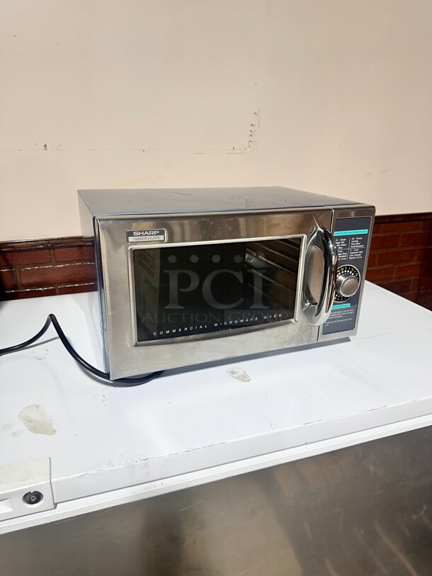 Late Model Sharp R-21LCFS 1000 Watt Medium Duty Commercial Microwave Oven, 120V Working