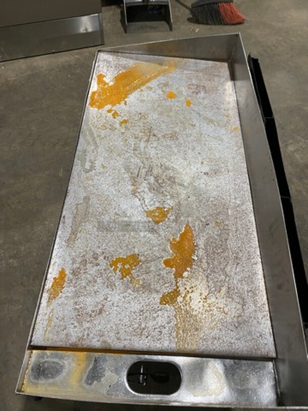 Commercial Natural Gas Powered Countertop Flat Top Griddle And Cheese Melter Combo! With Back And Side Splashes! All Stainless Steel! - Image 5 of 8