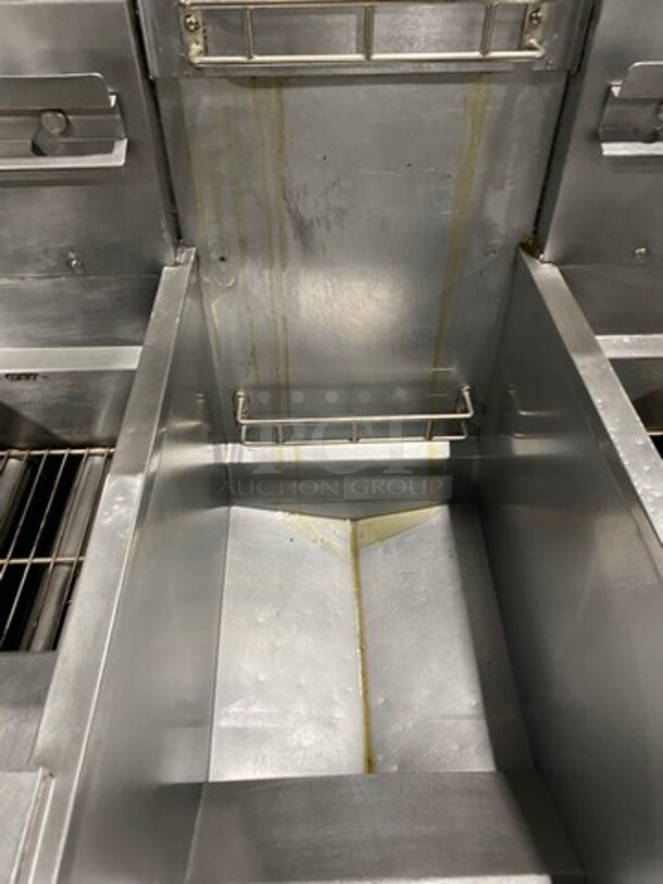 FAB! Pitco Frialator Commercial Natural Gas Powered 4 Bay Deep Fat Fryer! With Middle Fryer Basket Rack! All Stainless Steel! On Casters! Model: SGH50 SN: G10DA010387 - Image 6 of 12