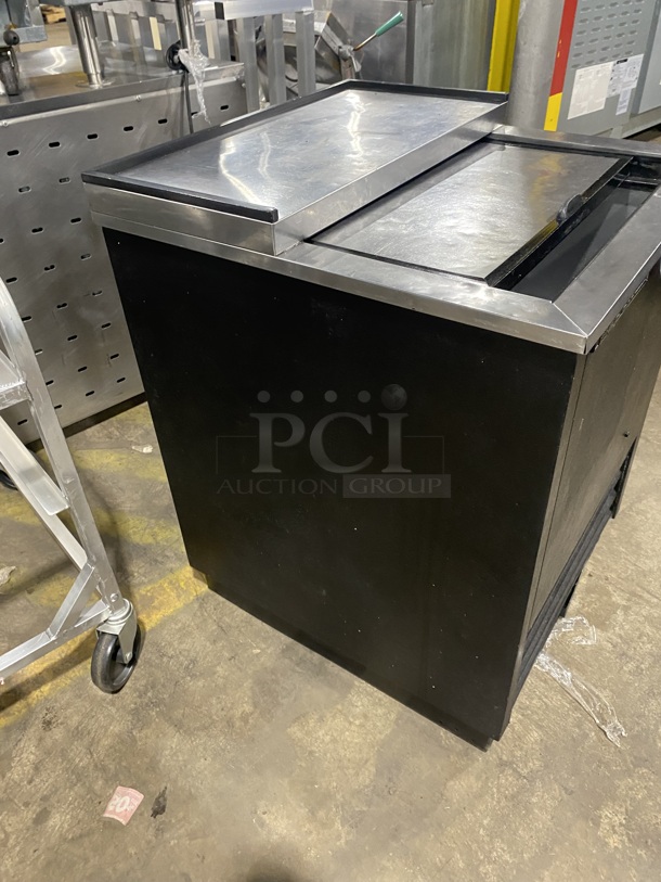 True Refrigerated 1 Top Sliding Door Beer Bottle Cooler! Model TD24-07 Serial 6527072! 115V 1 Phase!  - Image 2 of 7