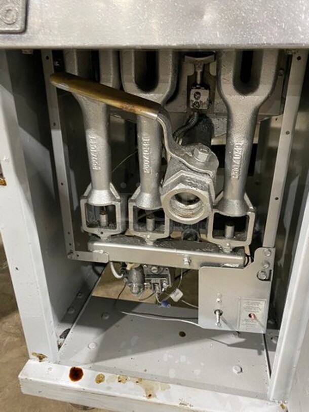 Pitco Commercial Natural Gas Powered Deep Fat Fryer! With 2 Metal Frying Baskets! All Stainless Steel! On Legs! Model: 35C SN: G09LB037953 - Image 7 of 9