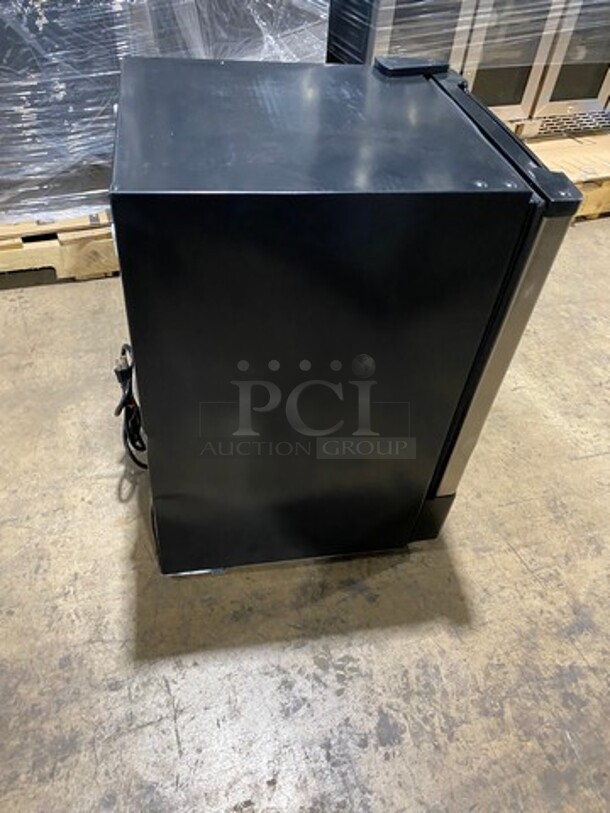 NEW! OUT OF THE BOX! SCRATCH-N-DENT! Whynter Undercounter Built In Ice Maker! All Stainless Steel! Model: UIM155 115V - Image 3 of 8