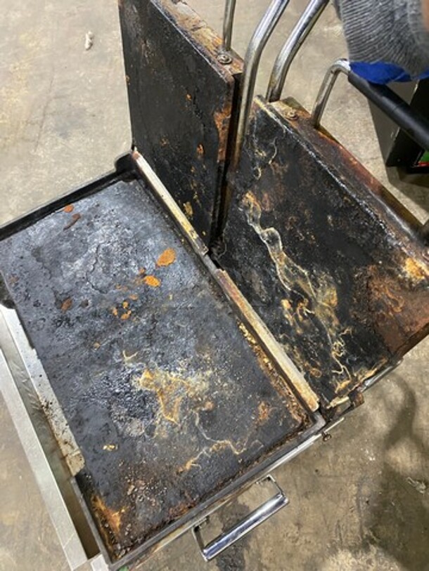 Waring Commercial Countertop Panini/Sandwich Supremo Grill! All Stainless Steel! Press With Flat Surface! Model: WFG300 SN: 160912 240V - Image 6 of 8