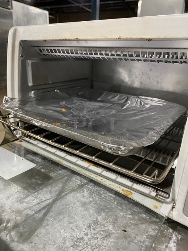 Black & Decker Commercial Countertop Toast-Bake-Broil Toaster Oven! 120V! Model: 3099249!  - Image 5 of 8