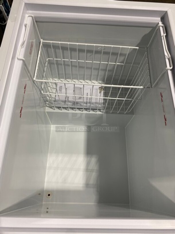SCRATCH-N-DENT! Ojeda Commercial Reach Down Chest Freezer/ Cooler! With Hinged Top Lid! Model: NCFH34 SN: 000485330156Z 120V 60HZ 1 Phase - Image 6 of 9