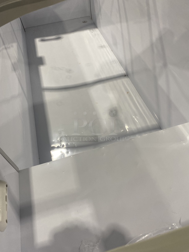 NICE! DUKERS Chest Reach In Freezer! On Casters! Model WD-700Y Serial 0905000DUK200911201000428 115V/60Hz/ - Image 5 of 8