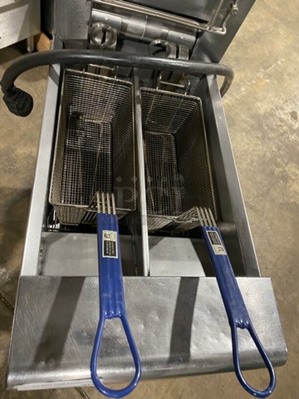 FRYMASTER Commercial Electric Powered Split Bay Deep Fat Fryer! With Metal Frying Baskets! All Stainless Steel! On Casters Model: RE1142SE Serial 1508NA0057 208V/60HZ/3 Phase! - Image 5 of 10