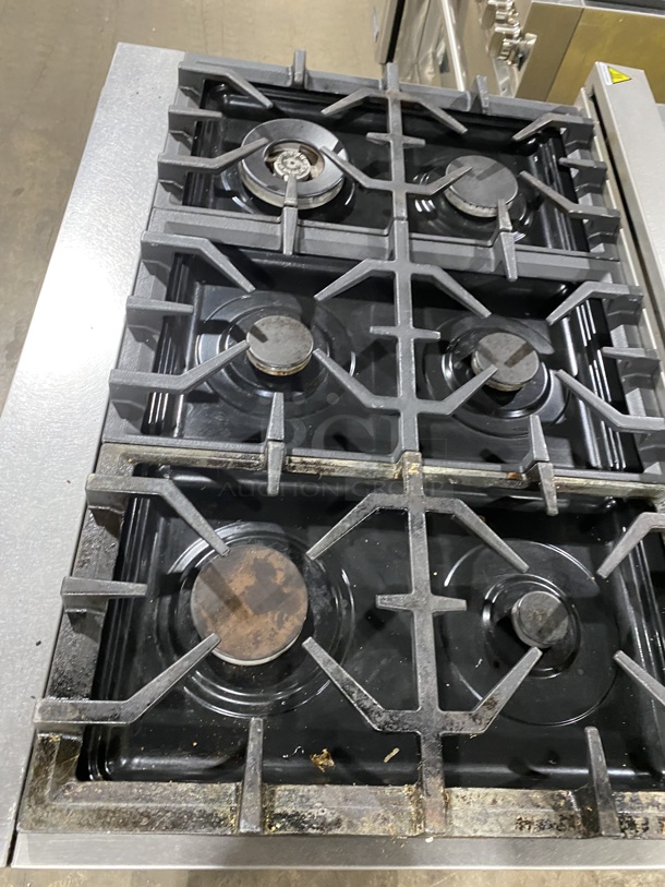 2020 ZLINE Gas Powered 6 Burner Stove! With Oven Underneath! Stainless Steel! On Legs! Model RGS-36 Serial 20111790069!120V/60Hz/ - Image 5 of 11