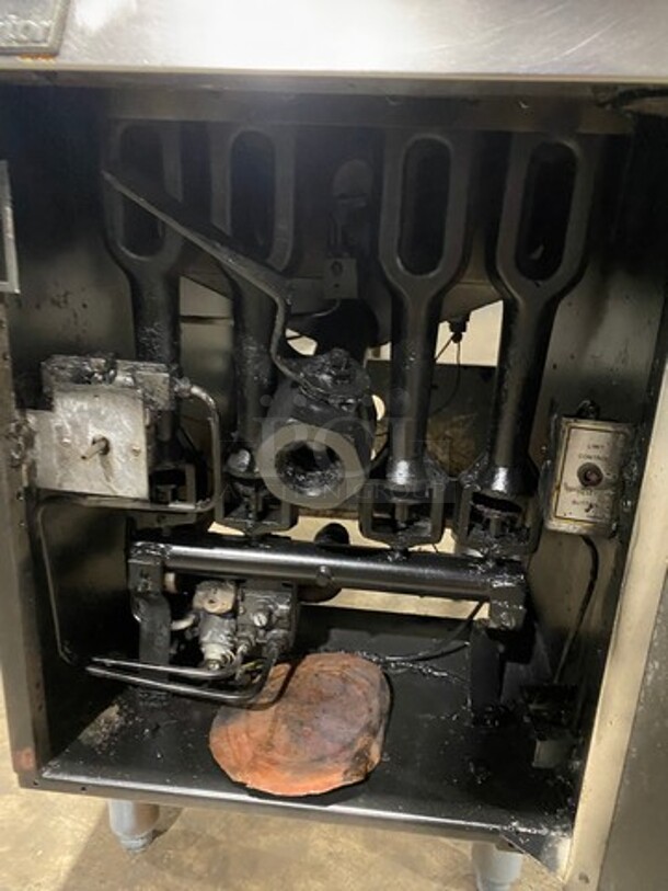 Pitco Frialator Commercial Natural Gas Powered Deep Fat Fryer! All Stainless Steel! On Legs! SN: G91MB19642 - Image 6 of 8