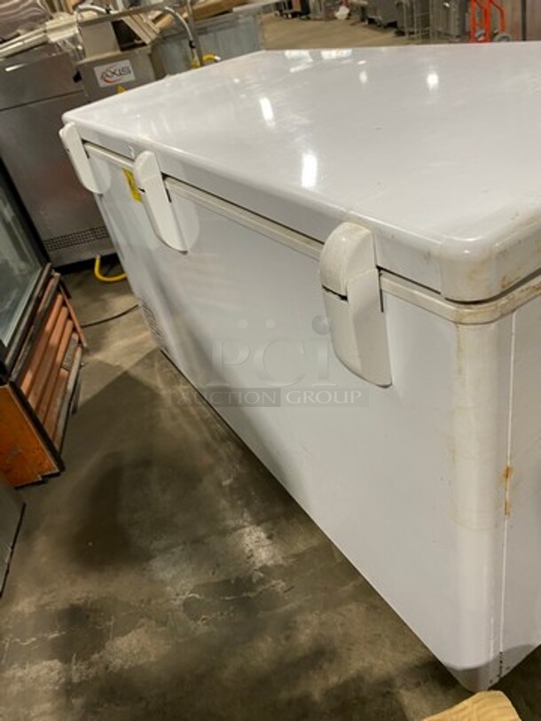 Omcan Commercial Reach Down Chest Freezer/ Cooler! With Hinged Top Lid! Model: BD412 110V - Image 4 of 8