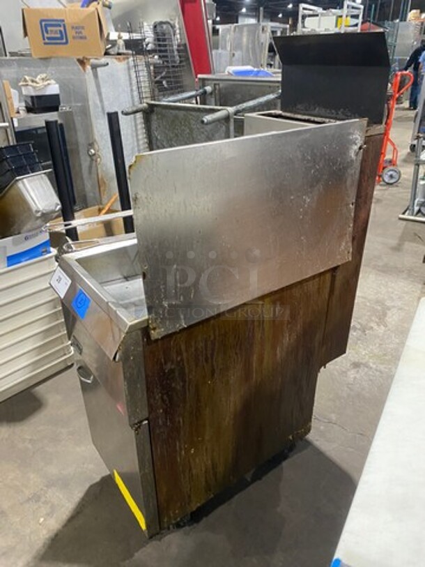 Pitco Frialator Commercial Natural Gas Powered Deep Fat Fryer! With 2 Frying Baskets! With Single Side Splash Guard! All Stainless Steel! On Casters! - Image 2 of 9