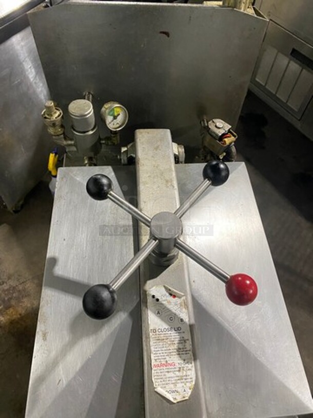 Henny Penny Commercial Natural Gas Powered Pressure Fryer! All Stainless Steel! On Casters! MODEL 600C SERIAL:AN1012010 120V 1PH - Image 5 of 12
