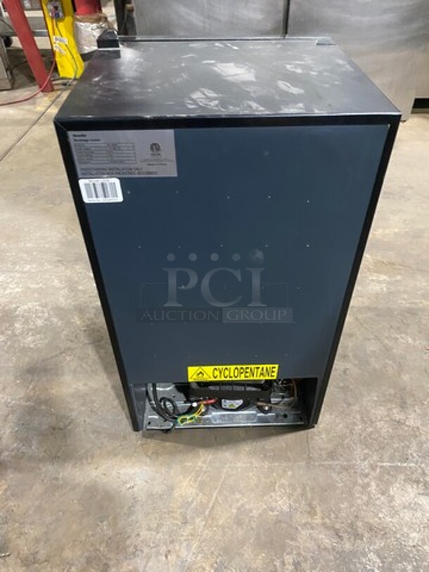 New Air Commercial Countertop/ Undercounter Single Door Cooler Merchandiser! With View Through Door! With Racks! Model: Model: AB1200B SN: 1811AF0161 110/120V - Image 4 of 7